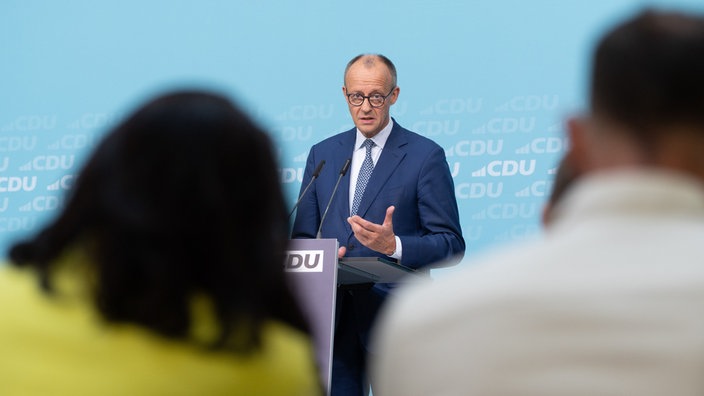 Friedrich Merz gestikuliert am Rednerpult der Pressekonferenz zur Klausurtagung des CDU-Präsidiums.