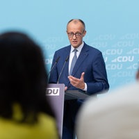 Friedrich Merz gestikuliert am Rednerpult der Pressekonferenz zur Klausurtagung des CDU-Präsidiums.
