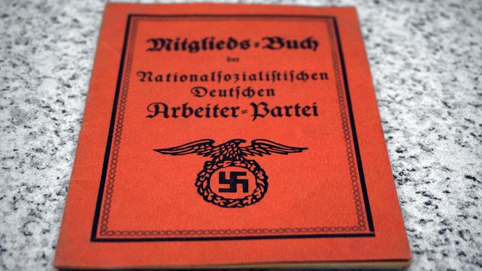 Symbolfoto: Nahaufnahme eines NSDAP-Mitgliedsbuchs, ausgestellt im Deutschen Historischen Museum in Berlin. 