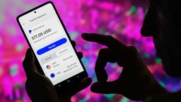 Paypal-App vor einem violetten Hintergrund
