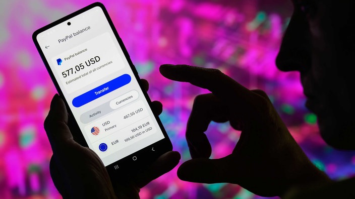 Paypal-App vor einem violetten Hintergrund
