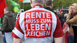 "Rente muss zum Leben reichen" steht auf dem Rücken eines Demonstranten, der an der Kundgebung des Deutschen Gewerkschaftsbundes DGB teilnimmt.