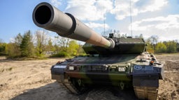 Kampfpanzer der Bundeswehr vom Typ Leopard 2 A7V steht auf dem Übungsplatz.