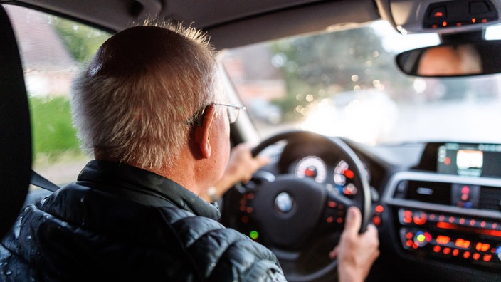 Älterer Mann am Steuer eines Autos