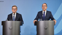 Berlin, 1.9.2026: Statement von Innenminister Alexander Dobrindt (rechts) und Außenminister Johann Wadephul zu Drohnen-Anschlag in Leipzig