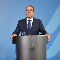 Berlin, 1.9.2026: Statement von Innenminister Alexander Dobrindt (rechts) und Außenminister Johann Wadephul zu Drohnen-Anschlag in Leipzig