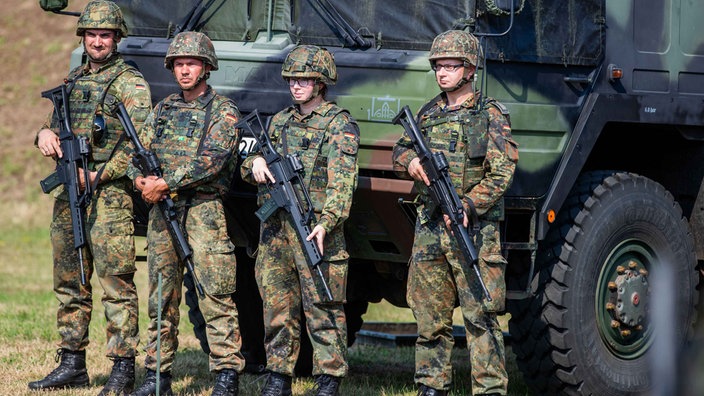 Soldaten der Flugabwehrraketengruppe 21 der Luftwaffe der Bundeswehr üben den Aufbau einer Luftverteidigungsstellung.