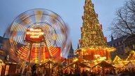 Festliche Beleuchtung und Trubel auf dem Weihnachtsmarkt in Bonn.