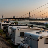 Skyline von Düsseldorf mit Wohnmobilen