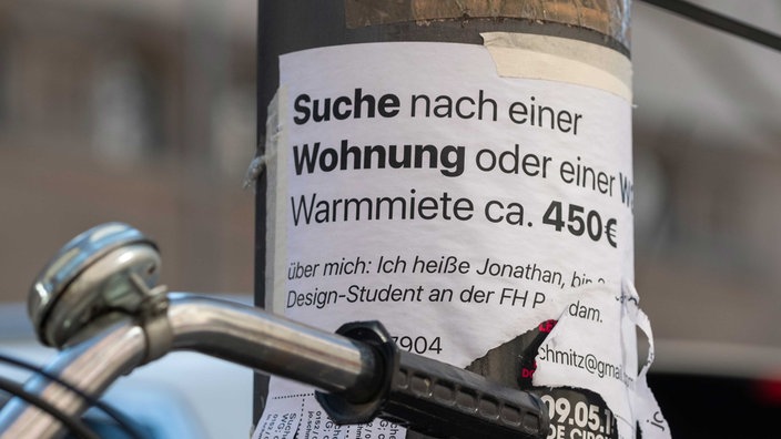 Anzeige zur Suche einer Wohung oder eines Zimmers in einer Wohngmeinschaft an einem Laternenpfahl in Berlin-Prenlauer Berg.