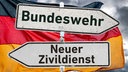 Zwei Wegweiser zeigen in entgegengesetzte Richtungen. Sie tragen die Aufschriften „Bundeswehr“ und „Zivildienst“; im Hintergrund ist eine Deutschlandflagge zu sehen.