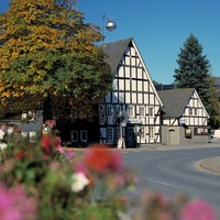 Ein Fackwerkhaus an einer Straße in Welschen-Ennes.