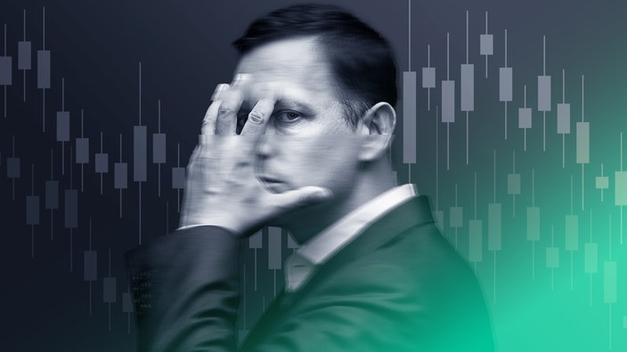 Das Beitragsbild des WDR5 Tiefenblick "Die Peter Thiel Story" zeigt ein schwarzweiß Porträt von Peter Thiel auf dem er eine Hand vor dem Gesicht hält und zur Kamera schaut. 