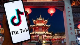 Smartphone mit TikTok-App in Shanghai.