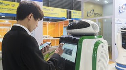 Chinese benutzt einen Roboter. 