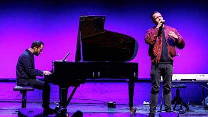 Igor Levit spielt mit dem Sänger Danger Dan (r) bei einer Probe vor einem Benefizkonzert für Ukraine im Berliner Ensemble, 17.07.2026