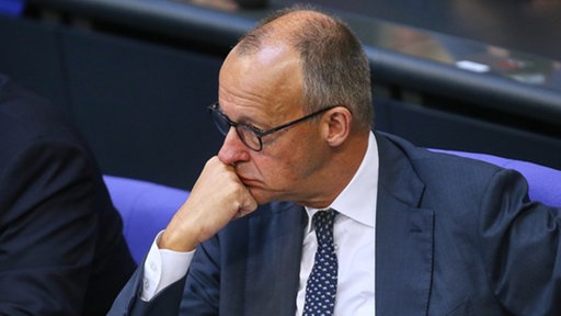 Bundeskanzler Friedrich Merz bei der 90. Bundestagssitzung, 10.07.206.