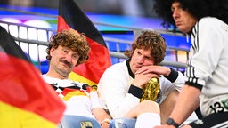 Enttäuschte Fans nach dem WM-Spiel Deutschland - Paraguay, 29.06.2026.