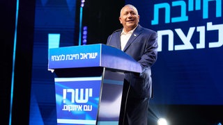 Gadi Eisenkot, ehemaliger israelischer Generalstabschef und Vorsitzender der zentristischen Partei Yashar ("Gerade"), spricht vor dem Regionalrat Drom HaSharon in Israel.