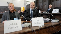Gerhard Delling (l), ehemaliger Fernsehmoderator und Sportjournalist, beim Prozesses wegen mutmaßlicher Kindesentführung im Landgericht Hamburg,02.09.2025.