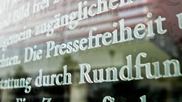 Das Wort Pressefreiheit ist in einem Ausschnitt des Artikels 5 des Grundgesetzes auf einer Glasscheiben am Außenhof des Jakob-Kaiser-Hauses zu sehen.