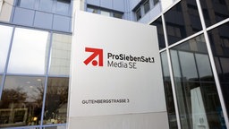 Blick auf das Empfangsschild von ProSiebenSat.1, Gutenbergstrasse 3, München, 07.03.2024. 