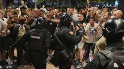 Serbische Gendarmeriebeamte trennen während einer Anti-Regierungs-Demonstration Menschen von gegnerischen Lagern, Belgrad, Serbien, 13.08.2025. 