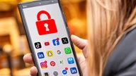 Schülerin mit Handy und Social Media Apps, die gesperrt sind.