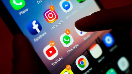 Social-Media-Apps, werden auf dem Bildschirm eines Mobiltelefons angezeigt. 