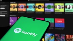 Musikstreaming-App Spotify ist auf einem Handy zu sehen.
