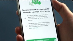 Auf einem Smartphone ist bei WhatsApp der Schriftzug "Benutzernamen kommen bald - reseserviere deinen noch heute" zu sehen. 
