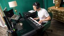 Ein Mann arbeitet in einer Wohnung in Hamburg in seinem Musikstudio 