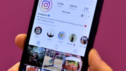 Ein Smartphone zeigt die geöffnete App der Social-Media-Plattform Instagram