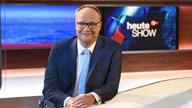 Oliver Welke sitzt im Studio seiner Satiresendung "heute-show"