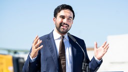 Der New Yorker Bürgermeister Zohran Mamdani spricht auf einer Pressekonferenz in Queens, New York City, 15.09.2026.