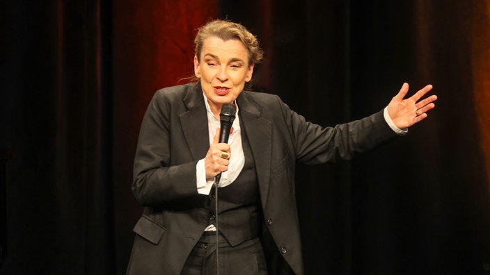 Tina Teubner spricht auf der Bühne vom Ebertbad in Oberhausen