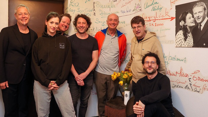 Gruppenfoto der Künstlerinnen und Künstler beim Kabarettfest Köln im Backstagebereich