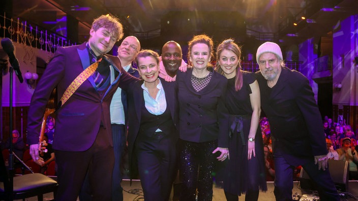 Sebastian Krämer, Ben Süberkrüp, Tina Teubner, Dave Davis, Nessi Tausendschön, Kathi Wolf und William MacKenzie auf der Bühne vom Ebertbad in Oberhausen