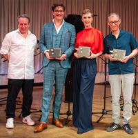  Bodo Wartke, Sonja Pikart und Markus Schönholzer posieren mit ihren Trophäen beim Salzburger Stier 2026, daneben Moderator Robert Palfrader