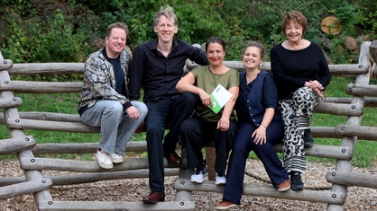 Martin Zingsheim, Christian Schulte-Loh, Eva Eiselt, Fee Badenius, Anka Zink lachend auf einem Klettergerüst in Nettersheim, Eifel