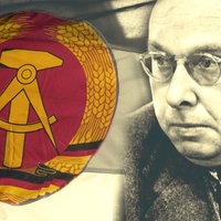 Hanns Eisler und DDR-Flagge