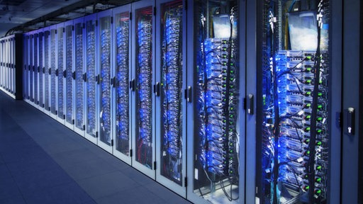 Netzwerkschränke mit Server-Racks in einem Rechenzentrum