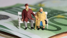 Altes Paar als Spielzeugfiguren sitzt auf einer Bank, Symboldbild Rentner; Rechte: Imago/Peters