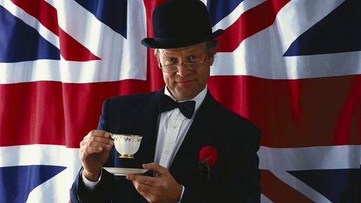 Engländer mit Teetasse, Melone und Union Jack