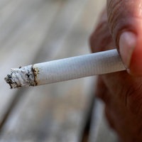 Ein Raucher genießt eine Zigarette im Freien