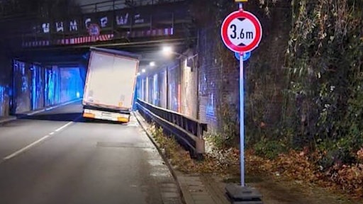 Zu tiefe Eisenbahnbrücke in Bottrop