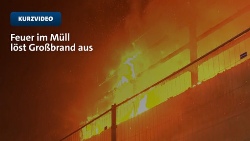 Die brennende Lagerhalle auf dem Recyclinghof in Herdecke