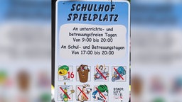 Êin Schild zeigt Regeln für den Schulhof Spielplatz
