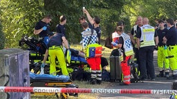 Rettungskräfte versorgen Passagiere des liegengebliebenen Regionalzuges in Friesdorf