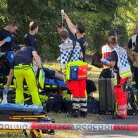 Rettungskräfte versorgen Passagiere des liegengebliebenen Regionalzuges in Friesdorf